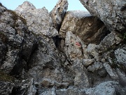 51 divertente passaggio in una cavità tra le rocce...  
